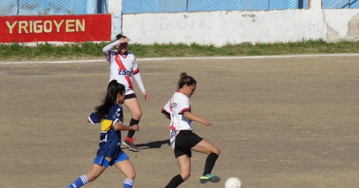 Con una ceremonia protocolar comienza el fútbol de primera femenino