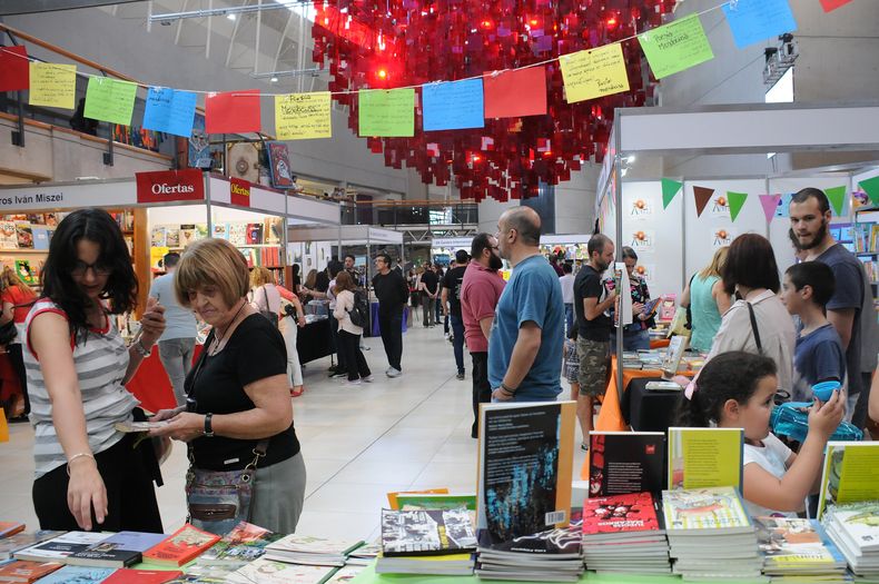 Stands de librerías y editoriales en la Feria del Libro de Mendoza.