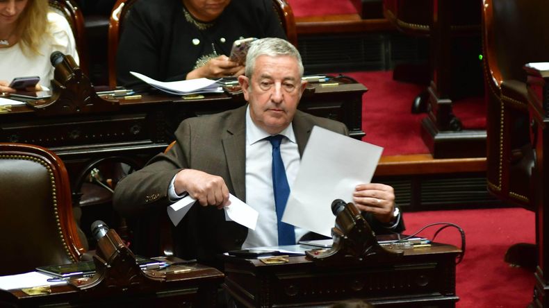 Julio Cobos.