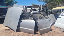 Allanan un taller mecánico y encuentran desmantelados a tres autos robados