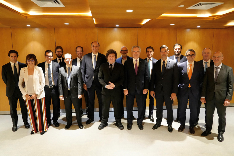 Juan José Retamero, titular de Minas de Argentina (tercero a la izquierda) en Madrid en la reunión con Javier Milei donde adelanto la presentación del Nuevo RIGI
