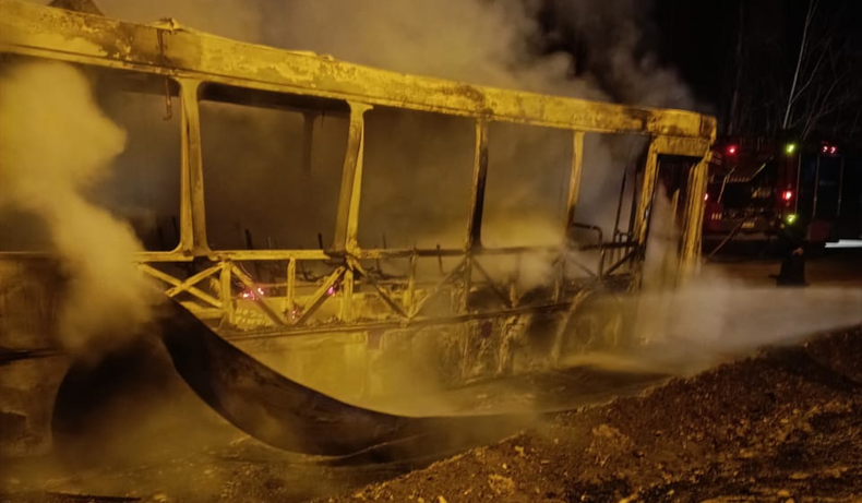 Video: un colectivo quedó destruido tras un feroz incendio en San Carlos