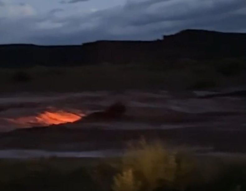 Fuerte tormenta en Neuquén: tres autos arrastrados por la corriente del arroyo Carranza.