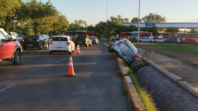 Alcohol y vuelco en Guaymallén: conducía ebrio y terminó en el interior de una acequia