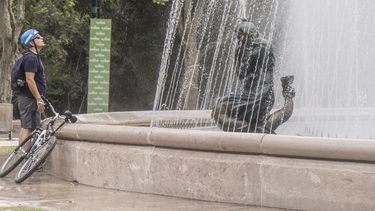 Sitio Andino | Calor, temperatura, agua, hidratación, refrescarse, clima, verano, enero, agua, parque general san martin, fuente de los continentes, ciclista