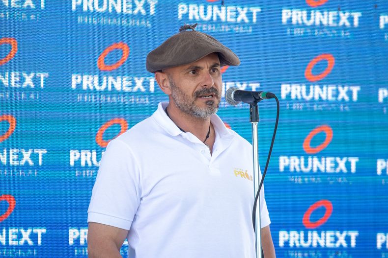Lucio Álvarez, presidente de PROA da la bienvenida a los visitantes participantes del Congreso de la Ciruela