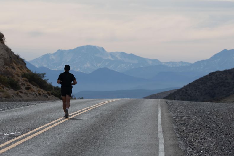 El atleta corre 50 kilómetros por día, sin descanso.