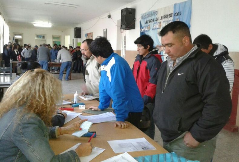 Entrega de carnet en Las Malvinas