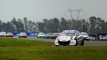 Jeremías Olmedo dominó la final disputada en el Roberto Mouras de La Plata y consiguió el primer triunfo de su trayectoria en la Clase 3 del Turismo Nacional. &nbsp;