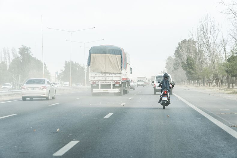 viento zonda en mendoza, tierra, polvo, alergias, calor