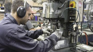 La actividad económica se desplomó en febrero y crece la presión sobre el modelo y Economía. La actividad económica se desplomó en febrero y crece la presión sobre el modelo y Economía.