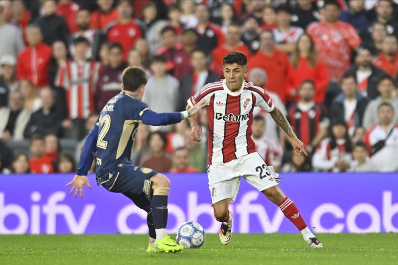 A los 13 minutos, Thiago Almada tuvo su primera aparición clara de frente al arco desde su llegada al equipo.