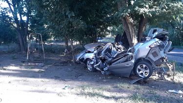 Dos personas perdieron la vida luego de que el conductor de un auto perdió el dominio y terminó impactando violentamente contra un árbol. Dos personas perdieron la vida luego de que el conductor de un auto perdió el dominio y terminó impactando violentamente contra un árbol.