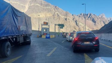 Se registran largas filas para cruzar a Chile.&nbsp;