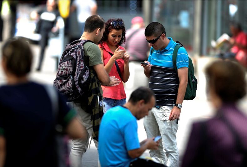 Internet movil celular celulares Latinoamerica jovenes