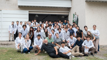 Elaboración de vino por parte de alumnos de la Escuela 4-025 Los Corralitos de Guaymallén. Elaboración de vino por parte de alumnos de la Escuela 4-025 Los Corralitos de Guaymallén.