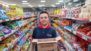 Tiene síndrome de Down, trabaja en un mayorista de Mendoza y es un modelo de autonomía. Tiene síndrome de Down, trabaja en un mayorista de Mendoza y es un modelo de autonomía.