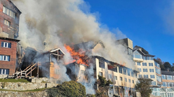 Impactante incendio en un histórico hotel de Bariloche: evacuaron a todos los huéspedes