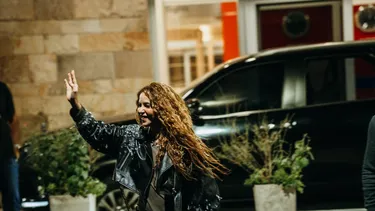 El look cómodo y canchero elegido por la colombiana a su arribo al país