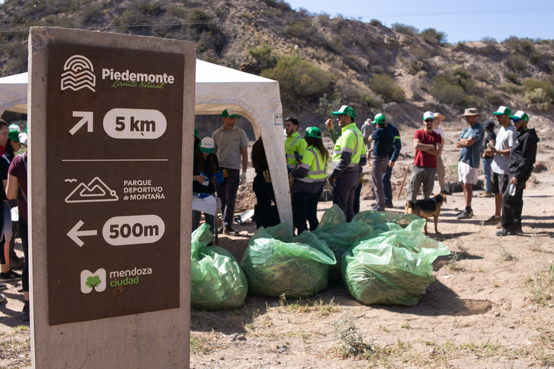 Trabajo de forestación en el Parque Deportivo Montaña.