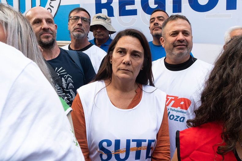 En una nota, la secretaria general del SUTE Carina Sedano, manifestó el descontento del sector por la función para notificar asistencia de docentes.