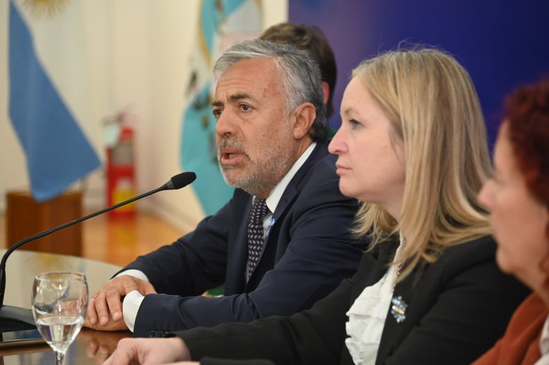 Alfredo Cornejo, Hebe Casado, conferencia de prensa.jfif