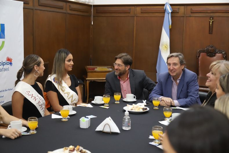Félix con las candidatas de la Vendimia 2023
