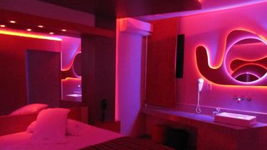 Trabaja en un hotel alojamiento por horas y muestra cómo quedan las habitaciones cuando se van las parejas.