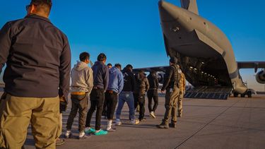 Cuál es el mensaje de Trump detrás de las deportaciones de extranjeros