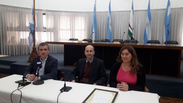Elbio Bruschi -en el medio- durante un reconocimiento en el Concejo Deliberante de San Rafael. Elbio Bruschi -en el medio- durante un reconocimiento en el Concejo Deliberante de San Rafael.