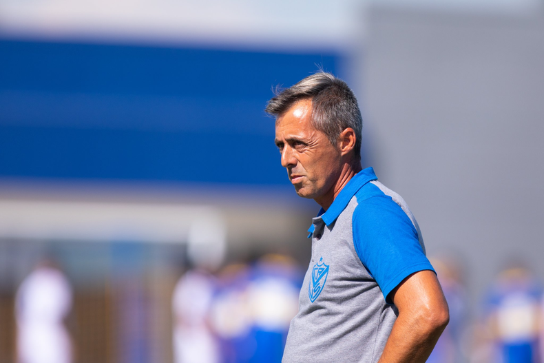 El ayudante de campo de al reserva murió en la previa de un partido de fútbol.