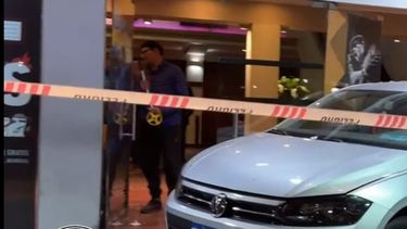Grave accidente en Godoy Cruz: un auto chocó en el teatro Plaza.