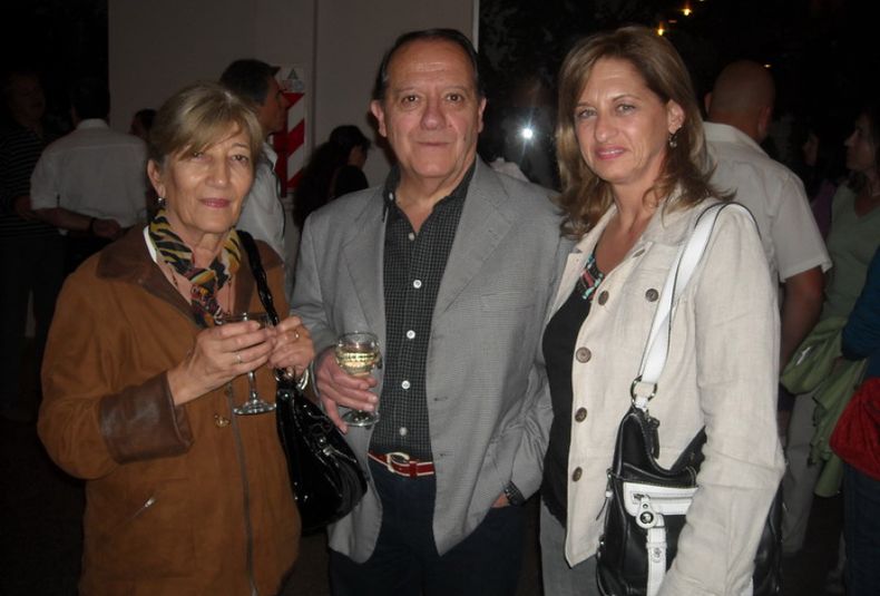 Cuki de Rebolloso, Miguel Rebolloso y Betty Ravalle disfrutaron de la exposición