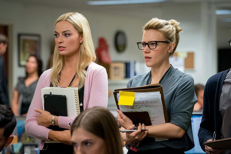 Margot Robbie y Charlize Theron la rompen en esta película de Netflix.