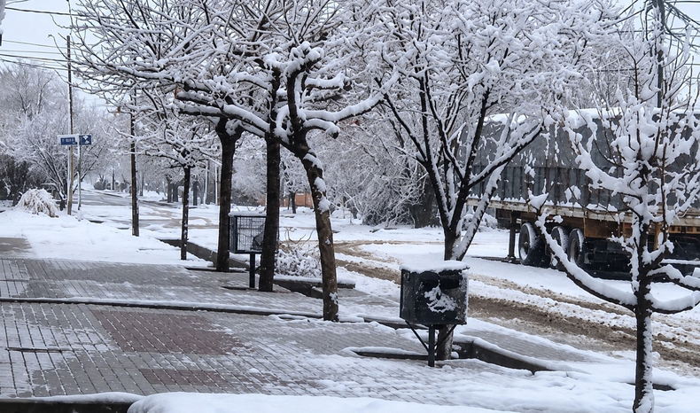 Corte de rutas por la intensa caída de nieve en el sur provincial.