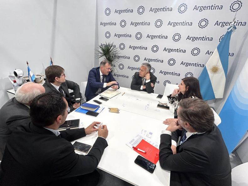 El gobernador Alfredo Cornejo continúa en España. Se reunió con autoridades de compañías aéreas para aumentar los vuelos que operan con la provincia de Mendoza.