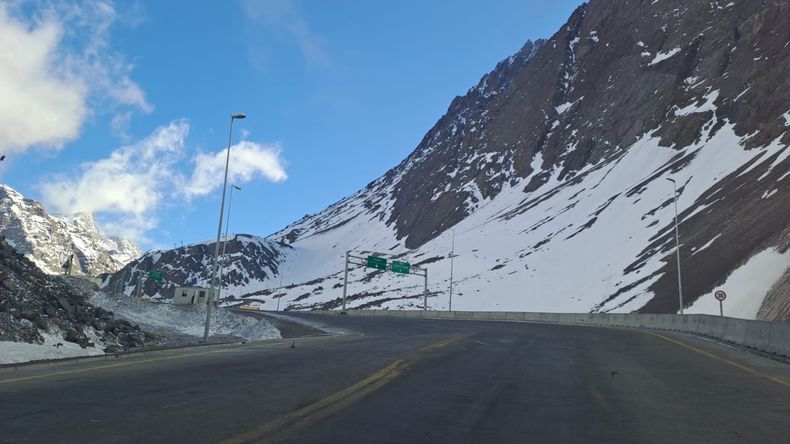 El Paso Internacional Los Libertadores es una importante vía de conexión entre Chile y Argentina.