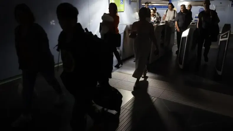 España, Francia y Portugal sufren un apagón masivo que deja los servicios paralizados.