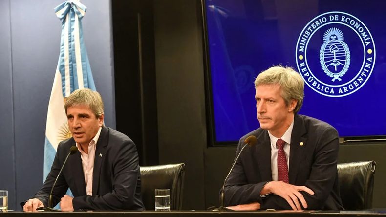 Luis Caputo y Santiago Bausili durante una de las conferencias de prensa que generaron más expectativas que concreciones.