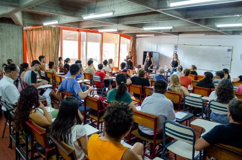 De acuerdo con los datos oficiales, por año egresan de la UNCuyo unos 2.500 estudiantes.