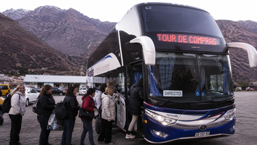 Menos mendocinos cruzan a Chile y menos chilenos llegan a Mendoza: ¿qué cambió en los tours de compras? Menos mendocinos cruzan a Chile y menos chilenos llegan a Mendoza: ¿qué cambió en los tours de compras?