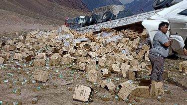 volco un camion en alta montana y robaron la carga de aceite
