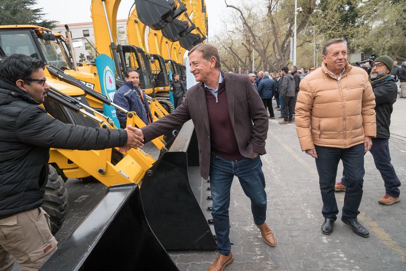 Rodolfo Suarez presentó junto al superintendente general de Irrigación las nuevas maquinarias.