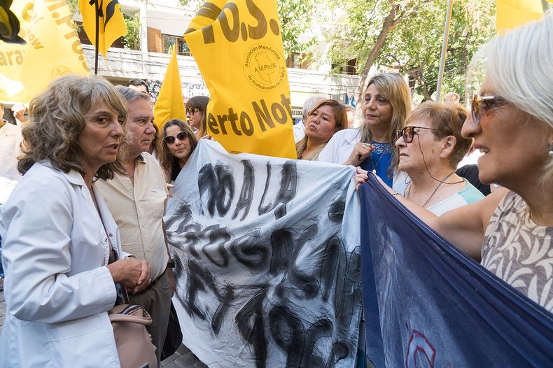 Ampros sufre un revés judicial en su lucha contra el tope salarial.