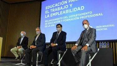 Claudio Moroni anunció el fin de la doble indemnización y la prohibición de los despidos