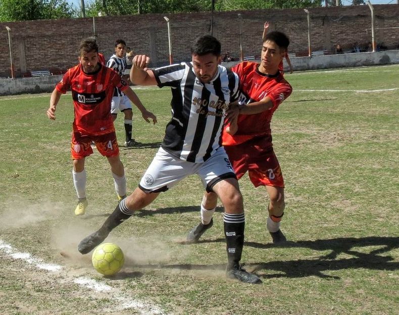 Fútbol. Los goles de Gabriel Ripa, mantuvieron a Monte Comán en primera división.&nbsp;
