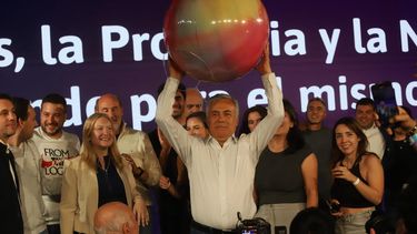 Las perlitas en el búnker ganador: los mini libertarios, el gesto incómodo de Cornejo y la pelea de barras