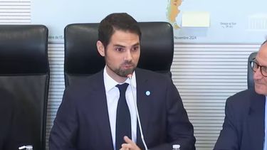 Tenso momento por las Islas Malvinas: embajador argentino en Francia pidió corregir un mapa que las mostraba como británicas. Tenso momento por las Islas Malvinas: embajador argentino en Francia pidió corregir un mapa que las mostraba como británicas.