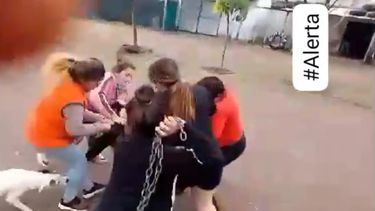 Video: salvaje golpiza a una mujer en San Rafael