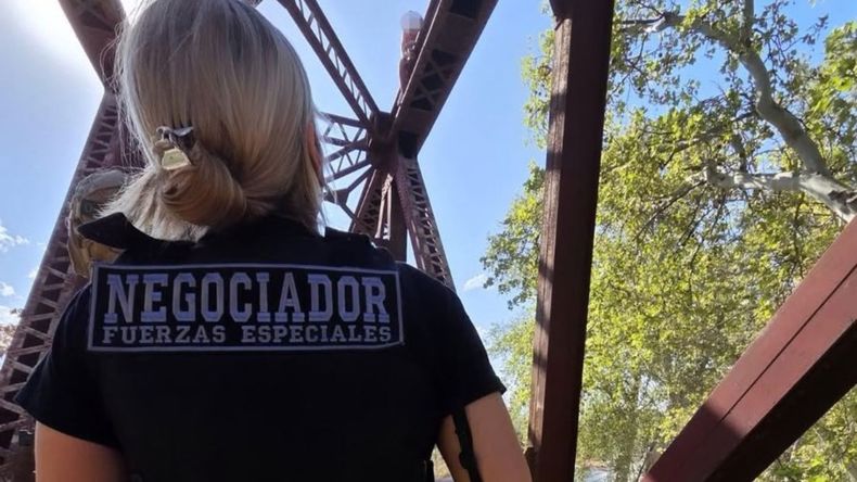Los efectivos le salvaron la vida al hombre tras dos horas de negociación.